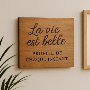 Personnaliser sa décoration murale avec des citations gravées en bois