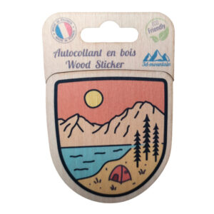 Sticker en bois Lac et Tente — 10,8x7 cm, biodégradable, fabriqué en France