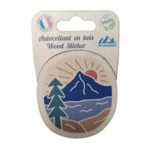 Sticker en bois Sapin et Rivière — 10,8x7 cm, biodégradable, fabriqué en France