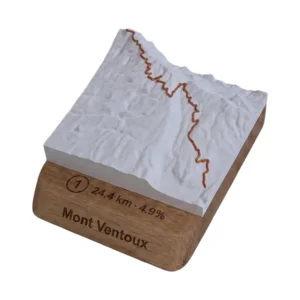 Carte topographique 3D en relief du Mont Ventoux avec socle chêne gravé, versant Bedoin, fabriquée en France par 3D Mountain