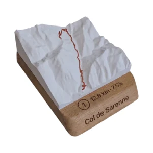 Carte topographique 3D en relief du Col de Sarenne depuis le Lac du Chambon, socle en chêne gravé, fabriquée à Bourg-d'Oisans