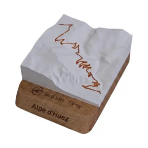 Carte 3D topographique en relief de l'Alpe d'Huez avec tracé de l'ascension surélevé et socle en chêne gravé, fabriqué à Bourg-d'Oisans