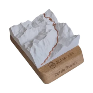 3D reliëf topografische kaart van de Col de l'Iseran met gravure op een eikenhouten voetstuk, gemaakt in Frankrijk door het 3D Mountain atelier in Bourg-d'Oisans