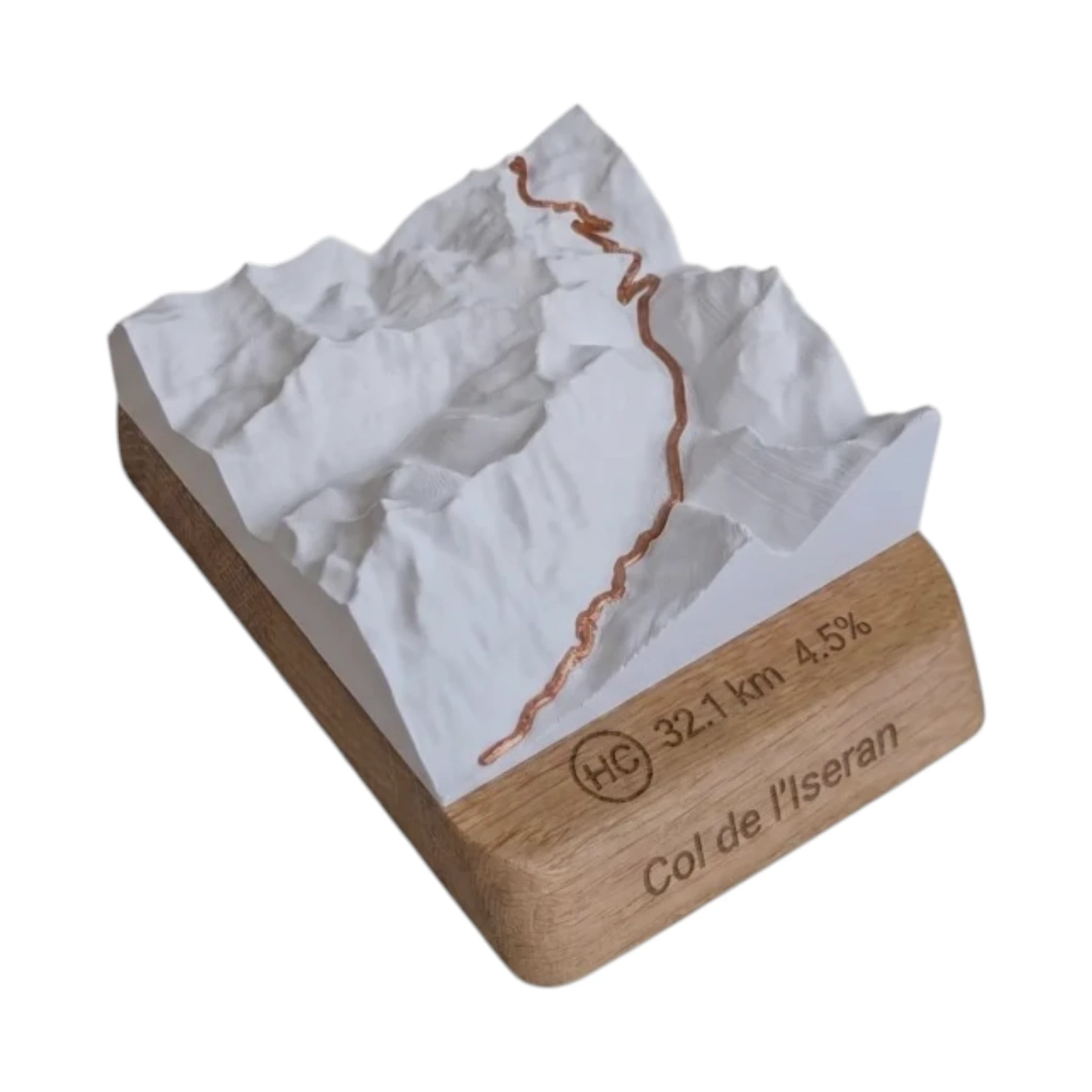 3D reliëf topografische kaart van de Col de l'Iseran met gravure op een eikenhouten voetstuk, gemaakt in Frankrijk door het 3D Mountain atelier in Bourg-d'Oisans