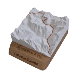 Carte topographique 3D en relief du Col de la Bonette avec socle en chêne gravé et coffret cadeau, fabriquée en France