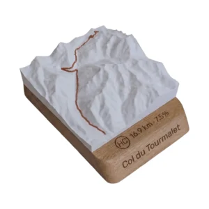 Carte topographique 3D en relief du col du Tourmalet avec tracé surélevé sur socle en chêne gravé, fabriquée en France