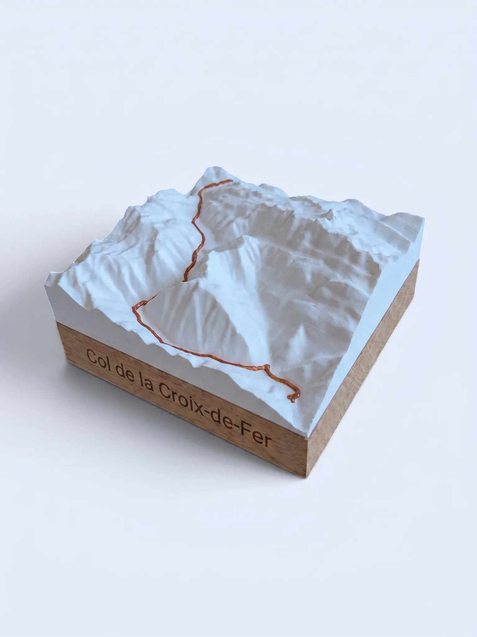 Trophée Col de la Croix-de-Fer 2067 m – Carte relief sur socle chêne — Socle carré · Blanc mat / Cuivre