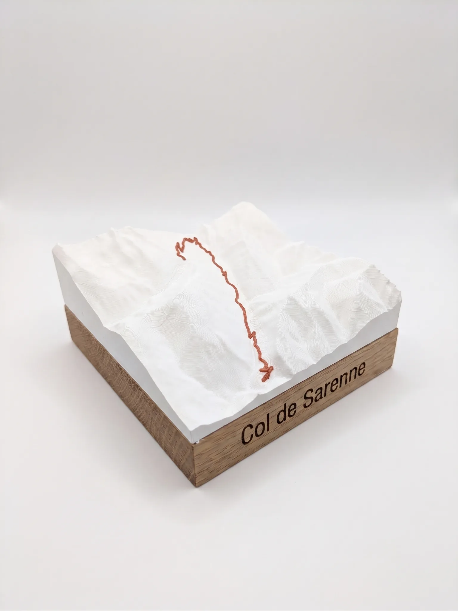 Col de Sarenne depuis le Lac du Chambon — Carte topographique 3D en relief — Socle carré · Blanc mat / Cuivre