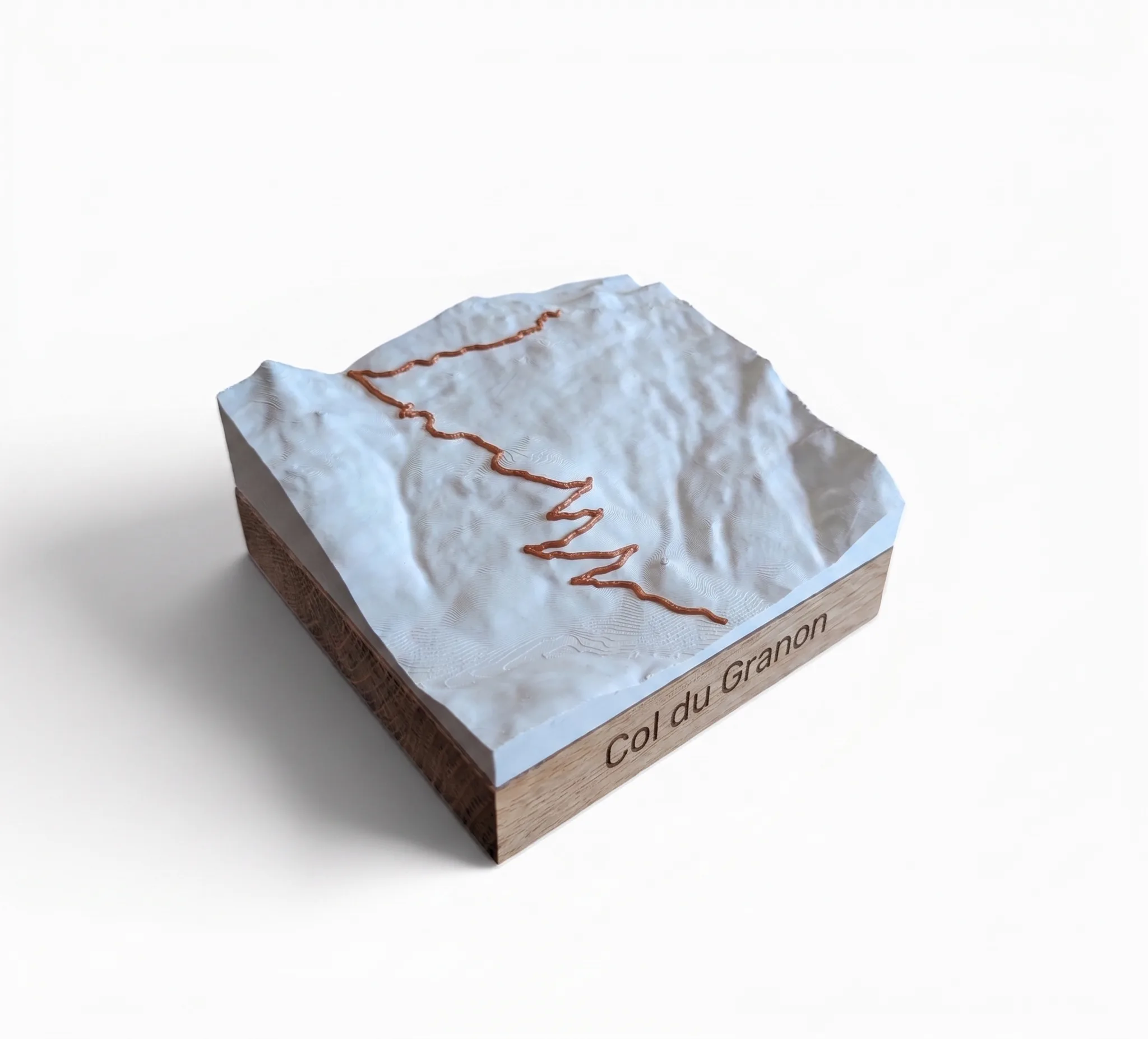Col du Granon — Carte topographique 3D en relief avec socle chêne gravé — Socle carré · Blanc mat / Cuivre