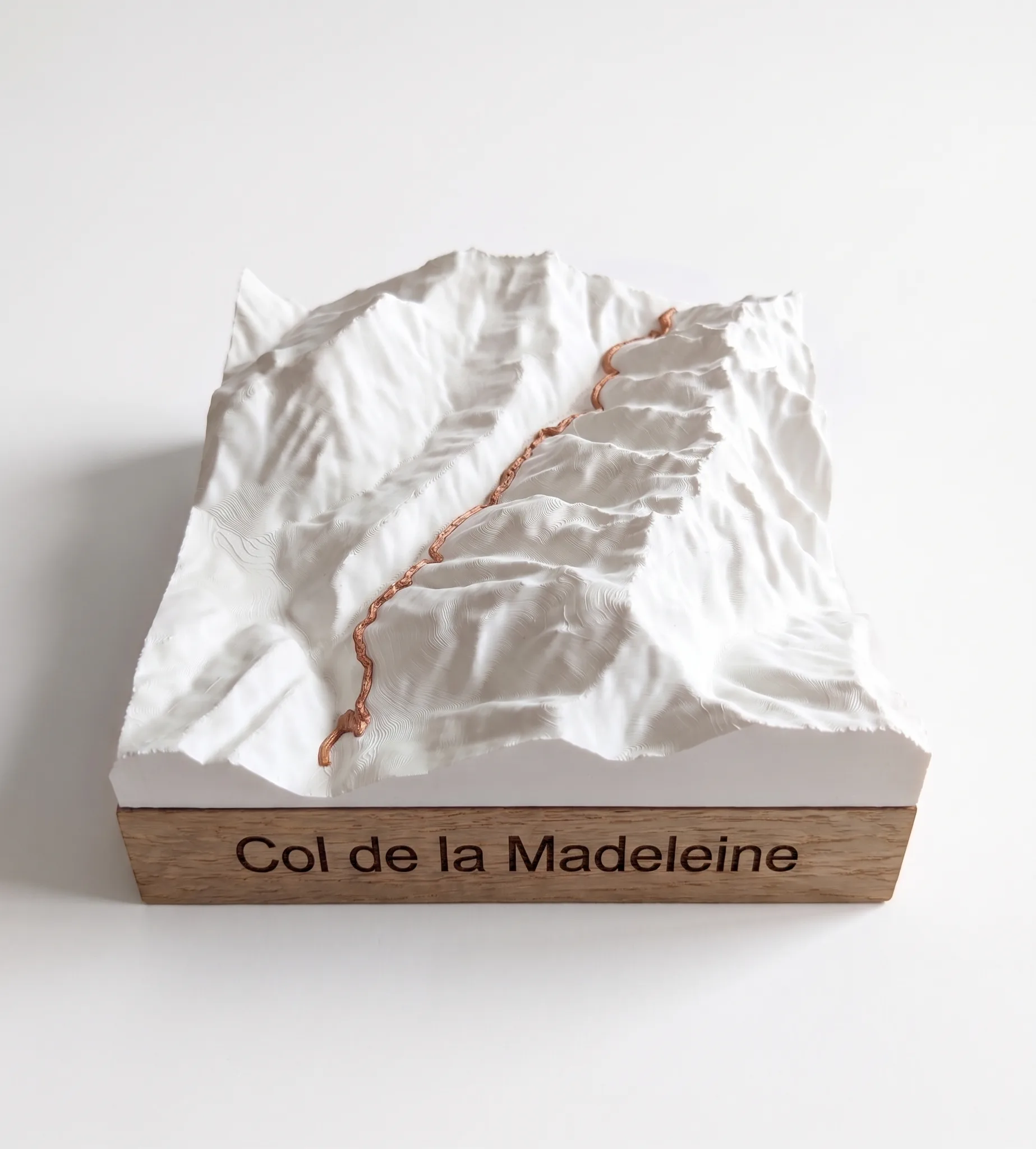 Col de la Madeleine — Carte 3D relief — Socle carré · Blanc mat / Cuivre
