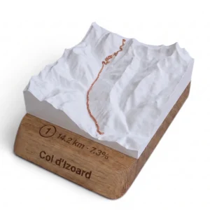Carte topographique 3D en relief du Col d'Izoard avec tracé surélevé et socle en chêne gravé, fabriquée en France par 3D Mountain