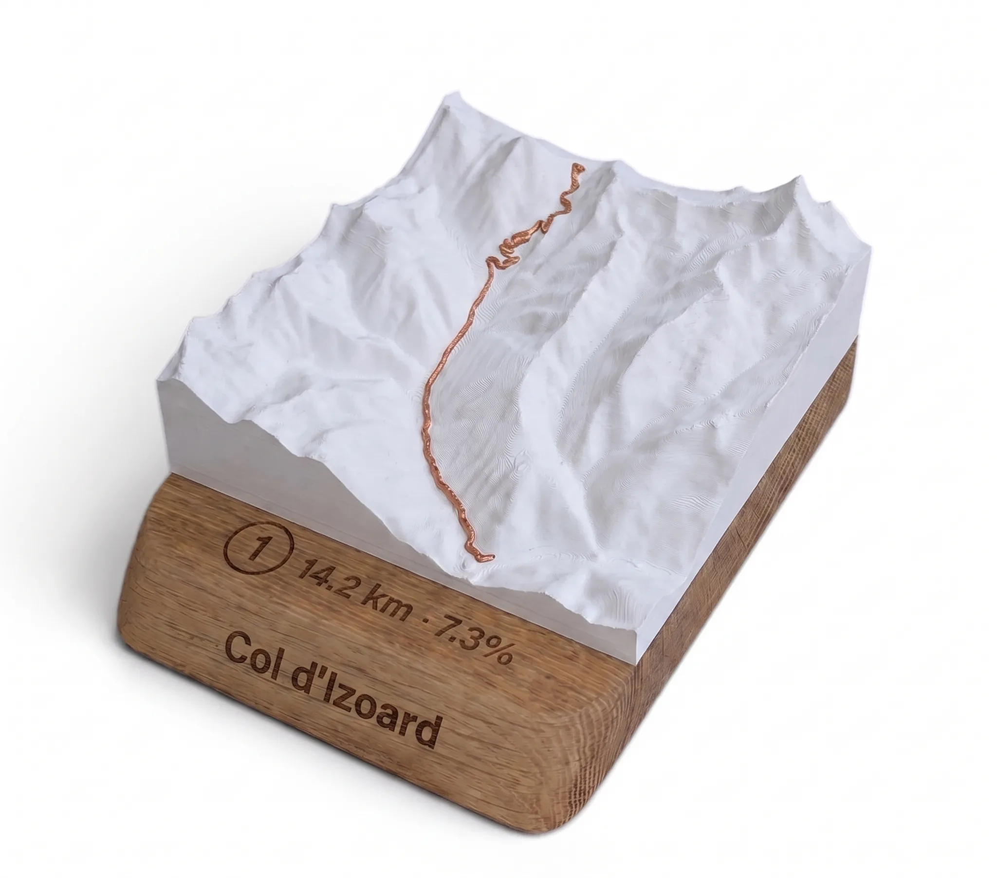 Carte topographique 3D en relief du Col d'Izoard avec tracé surélevé et socle en chêne gravé, fabriquée en France par 3D Mountain