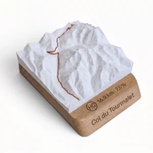 Carte topographique 3D en relief du col du Tourmalet avec tracé surélevé sur socle en chêne gravé, fabriquée en France