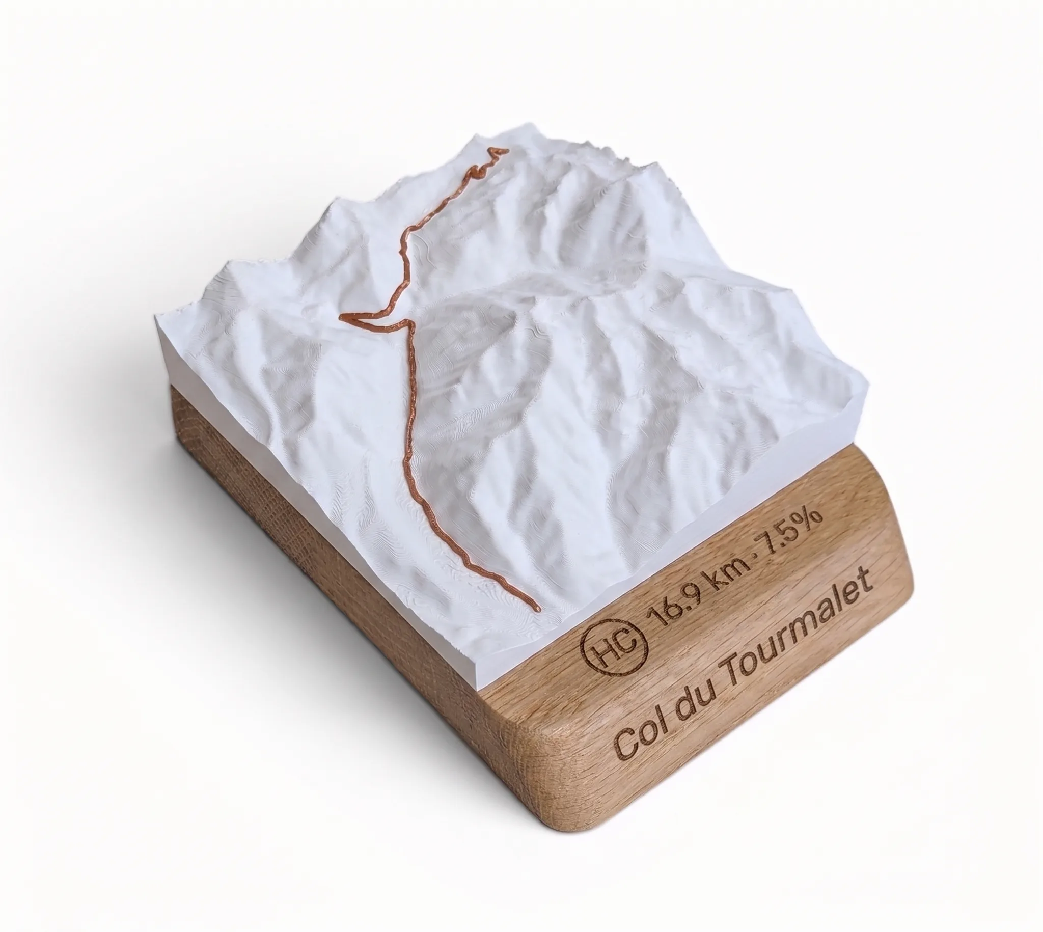 Carte topographique 3D en relief du col du Tourmalet avec tracé surélevé sur socle en chêne gravé, fabriquée en France