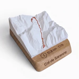 Carte topographique 3D en relief du Col de Sarenne depuis le Lac du Chambon, socle en chêne gravé, fabriquée à Bourg-d'Oisans