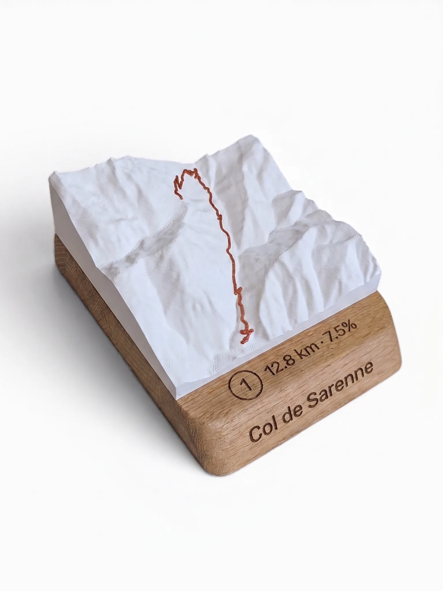 Carte topographique 3D en relief du Col de Sarenne depuis le Lac du Chambon, socle en chêne gravé, fabriquée à Bourg-d'Oisans