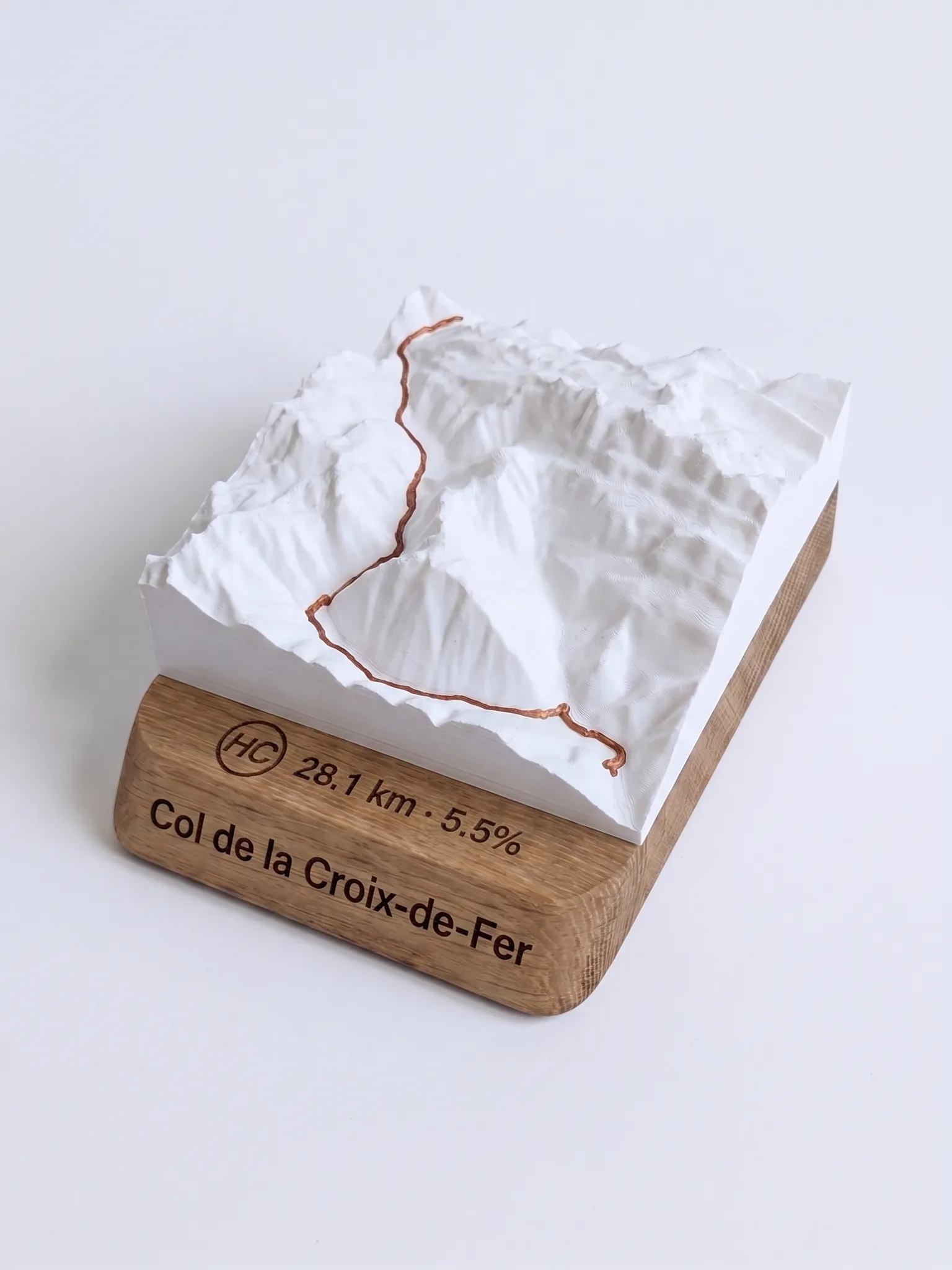Trophée Col de la Croix-de-Fer 2067 m – Carte relief sur socle chêne — Socle arrondi · Blanc mat / Cuivre