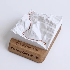 Carte topographique 3D en relief du Col de la Croix-de-Fer sur socle en chêne gravé, trophée cycliste fabriqué en France