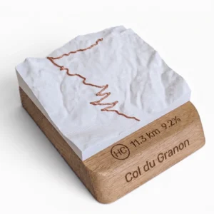 Carte topographique 3D en relief du Col du Granon avec socle chêne gravé, fabriquée par 3D Mountain à Bourg-d'Oisans