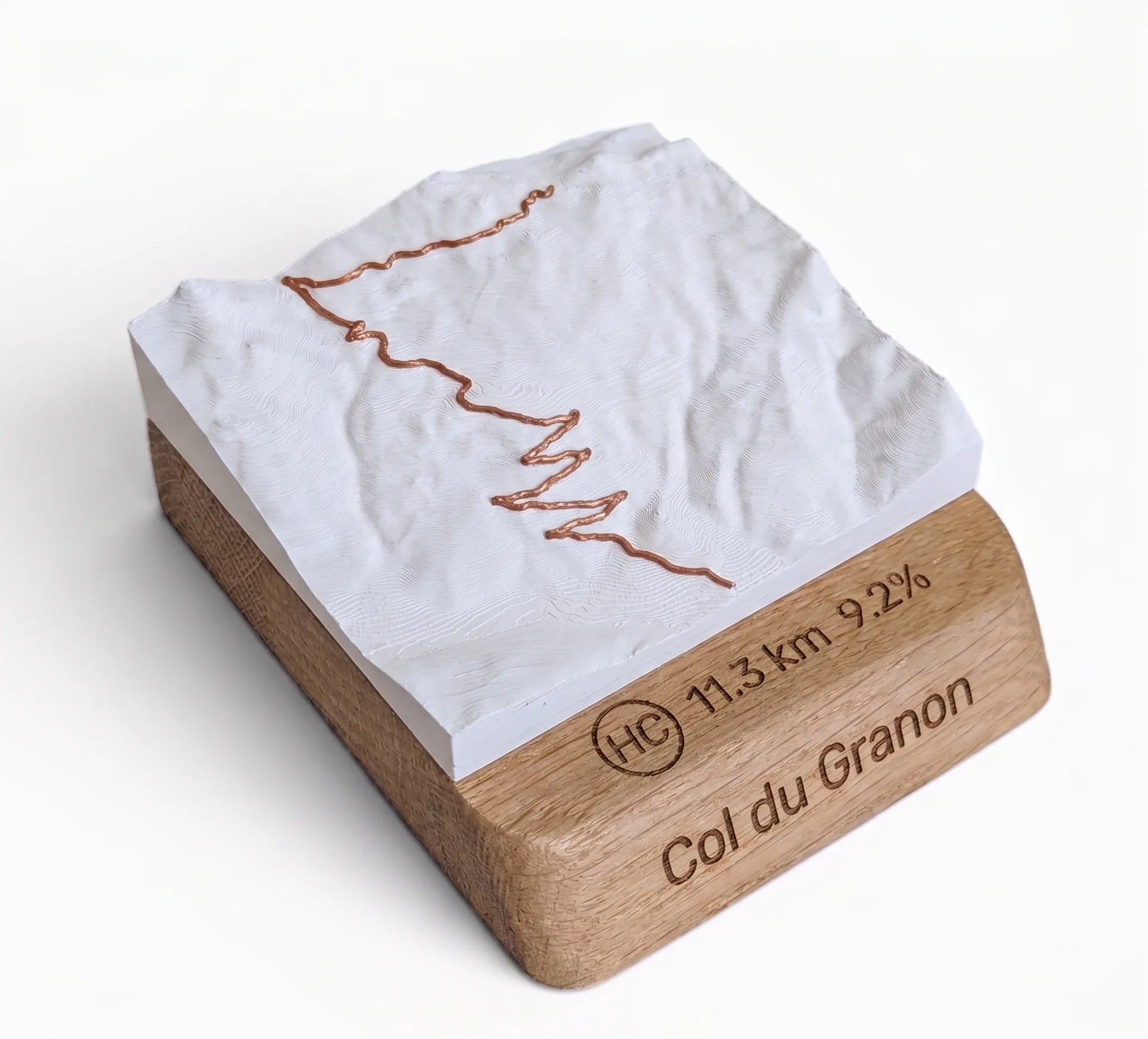 Carte topographique 3D en relief du Col du Granon avec socle chêne gravé, fabriquée par 3D Mountain à Bourg-d'Oisans