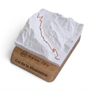 Mappa topografica 3D in rilievo del Col de la Madeleine con base in quercia incisa, prodotta in Francia