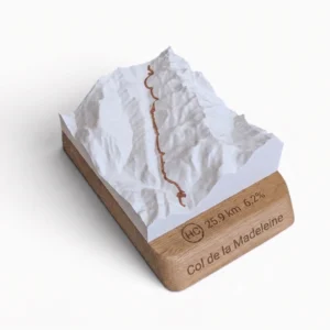 Carte topographique 3D en relief du Col de la Madeleine avec socle en chêne gravé, fabriquée en France
