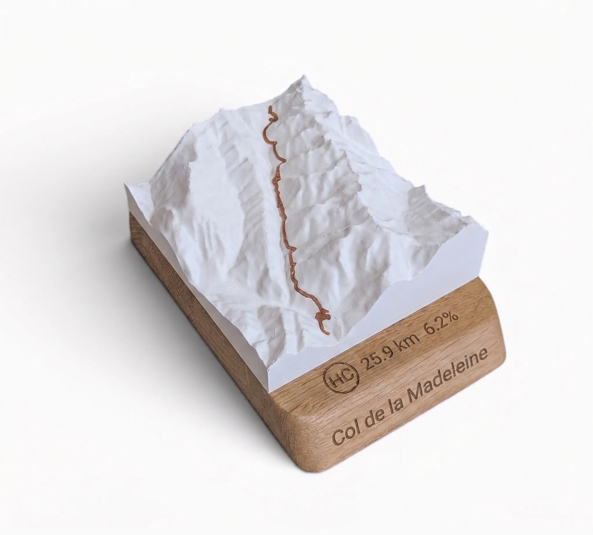 Carte topographique 3D en relief du Col de la Madeleine avec socle en chêne gravé, fabriquée en France