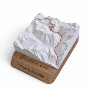 Carte topographique 3D en relief du Col de la Bonette avec socle en chêne gravé et coffret cadeau, fabriquée en France