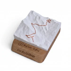 Carte 3D relief du col du Galibier avec socle en chêne gravé et tracé de la montée en relief
