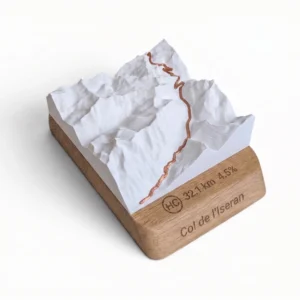Carte topographique en relief 3D du col de l'Iseran avec socle en chêne gravé, fabriquée en France par l'atelier 3D Mountain à Bourg-d'Oisans