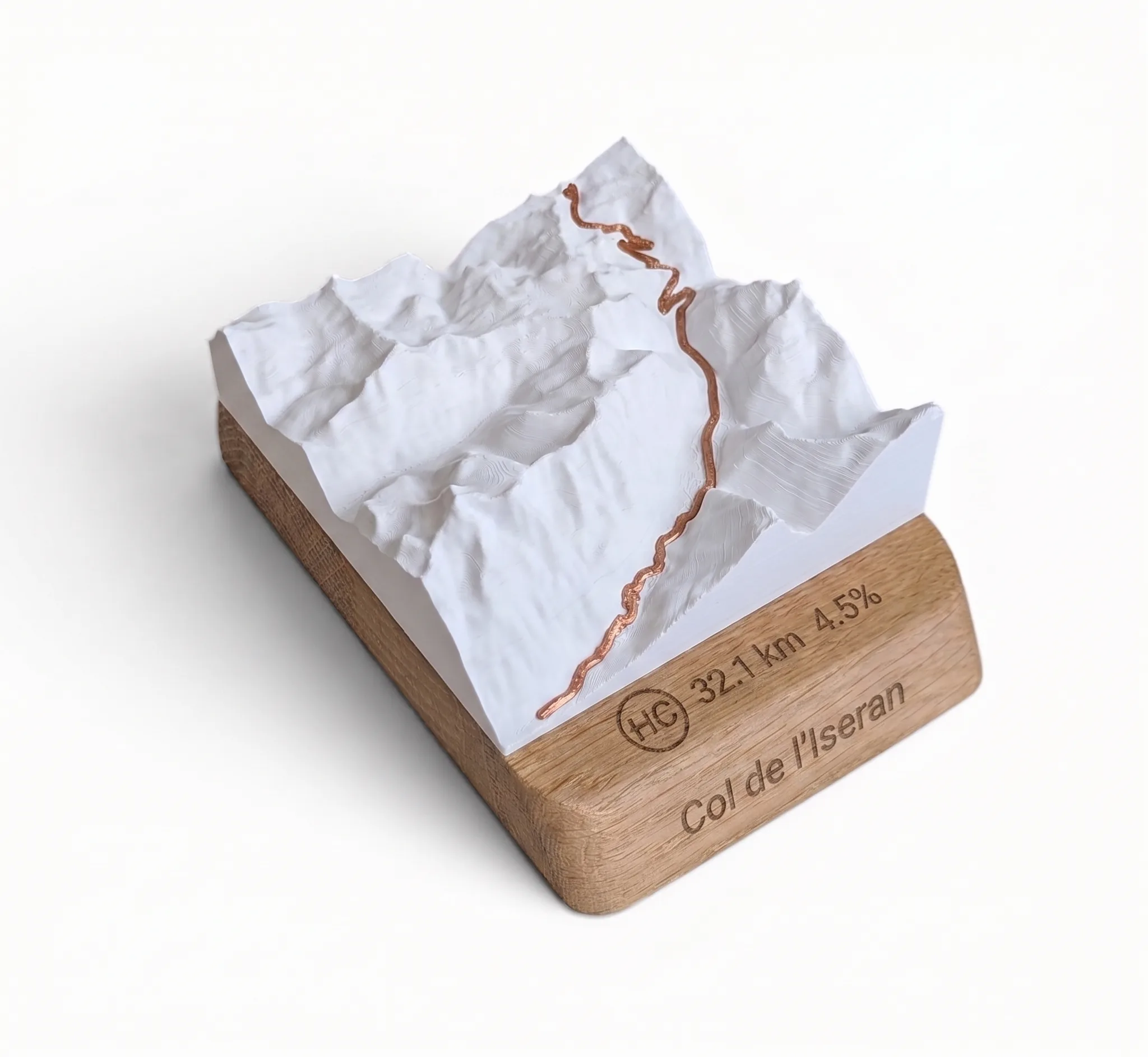 Carte topographique en relief 3D du col de l'Iseran avec socle en chêne gravé, fabriquée en France par l'atelier 3D Mountain à Bourg-d'Oisans