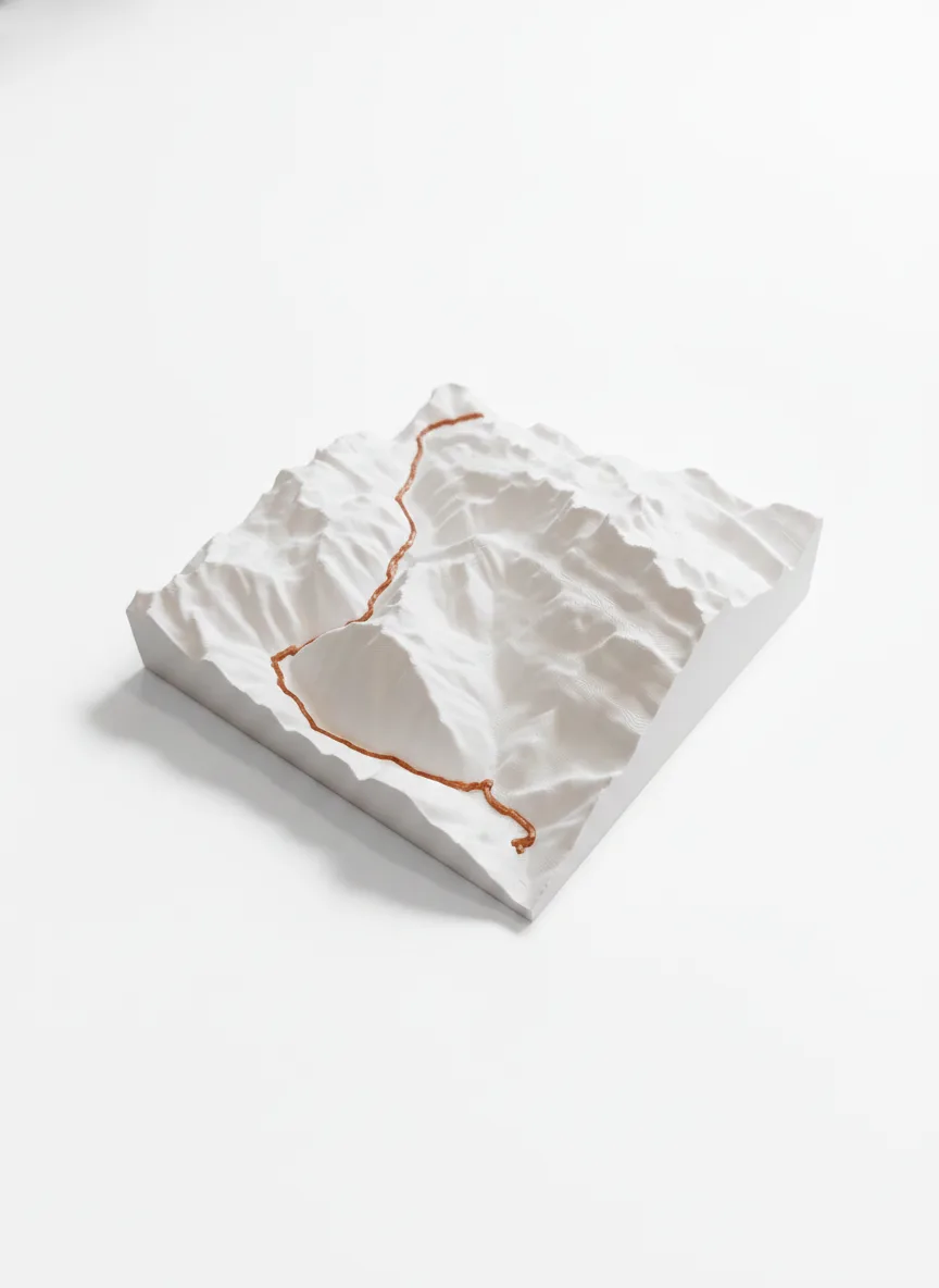 Trophée Col de la Croix-de-Fer 2067 m – Carte relief sur socle chêne — Montagne seule · Blanc mat / Cuivre