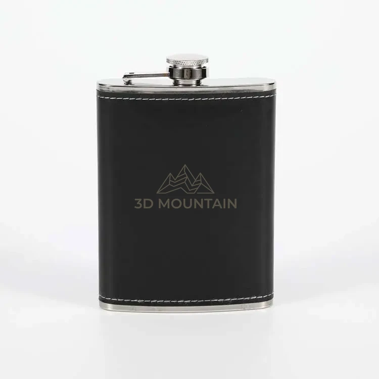 Flasque à alcool simili-cuir noir personnalisée, logo gravé au laser — 3D Mountain