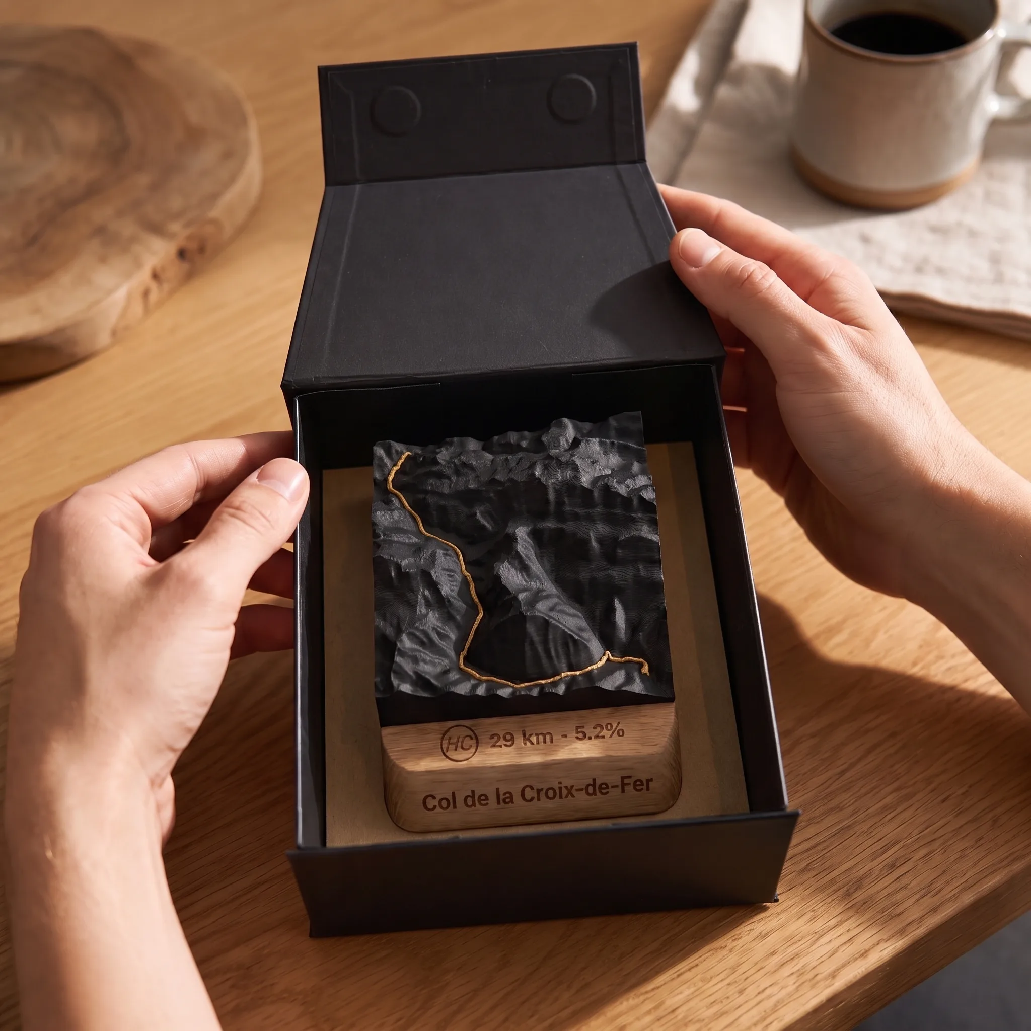 Trophée Col de la Croix-de-Fer 2067 m – Carte relief sur socle chêne — en situation coffret ouvert