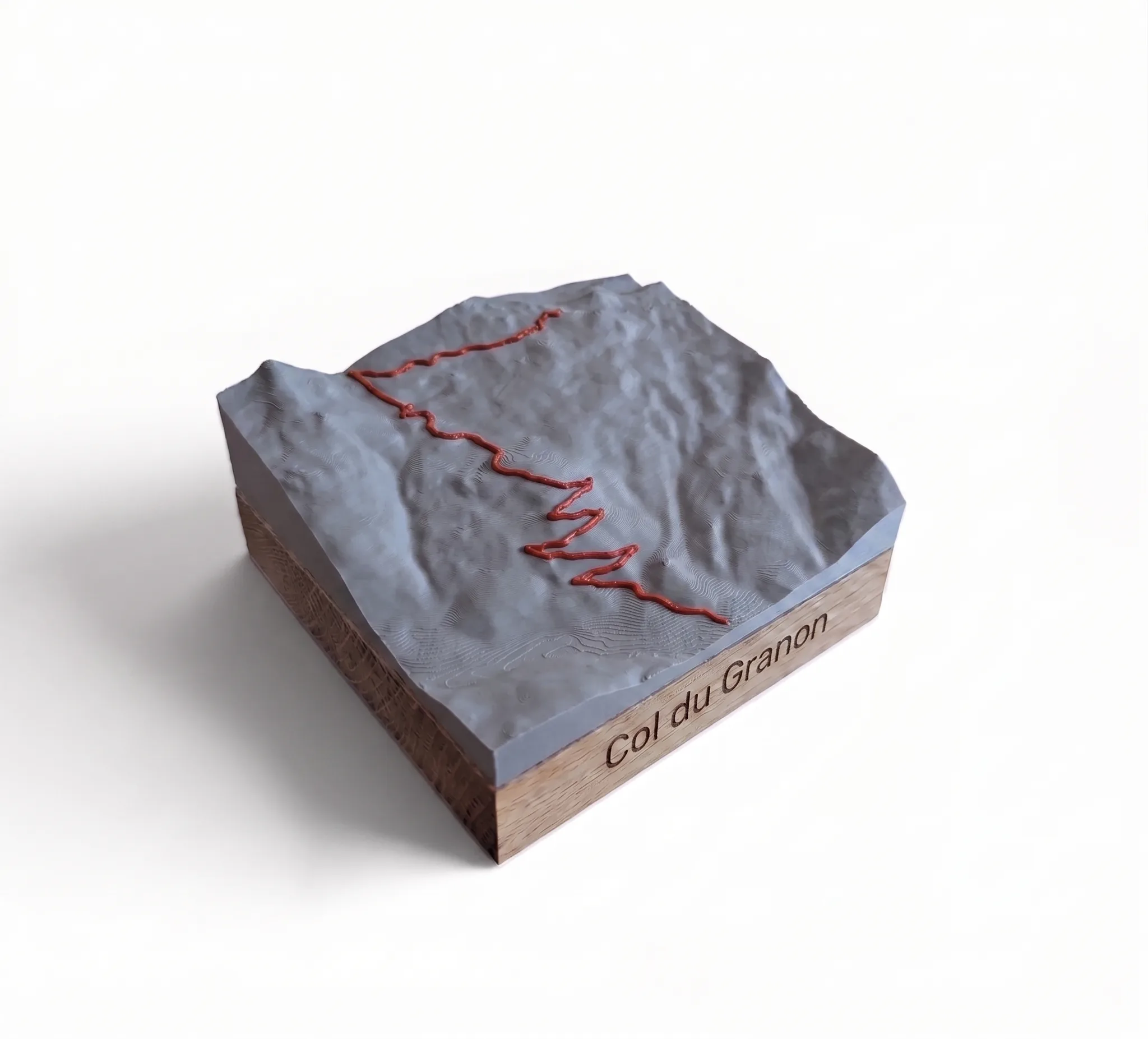 Col du Granon — Carte topographique 3D en relief avec socle chêne gravé — Socle carré · Gris mat / Rouge