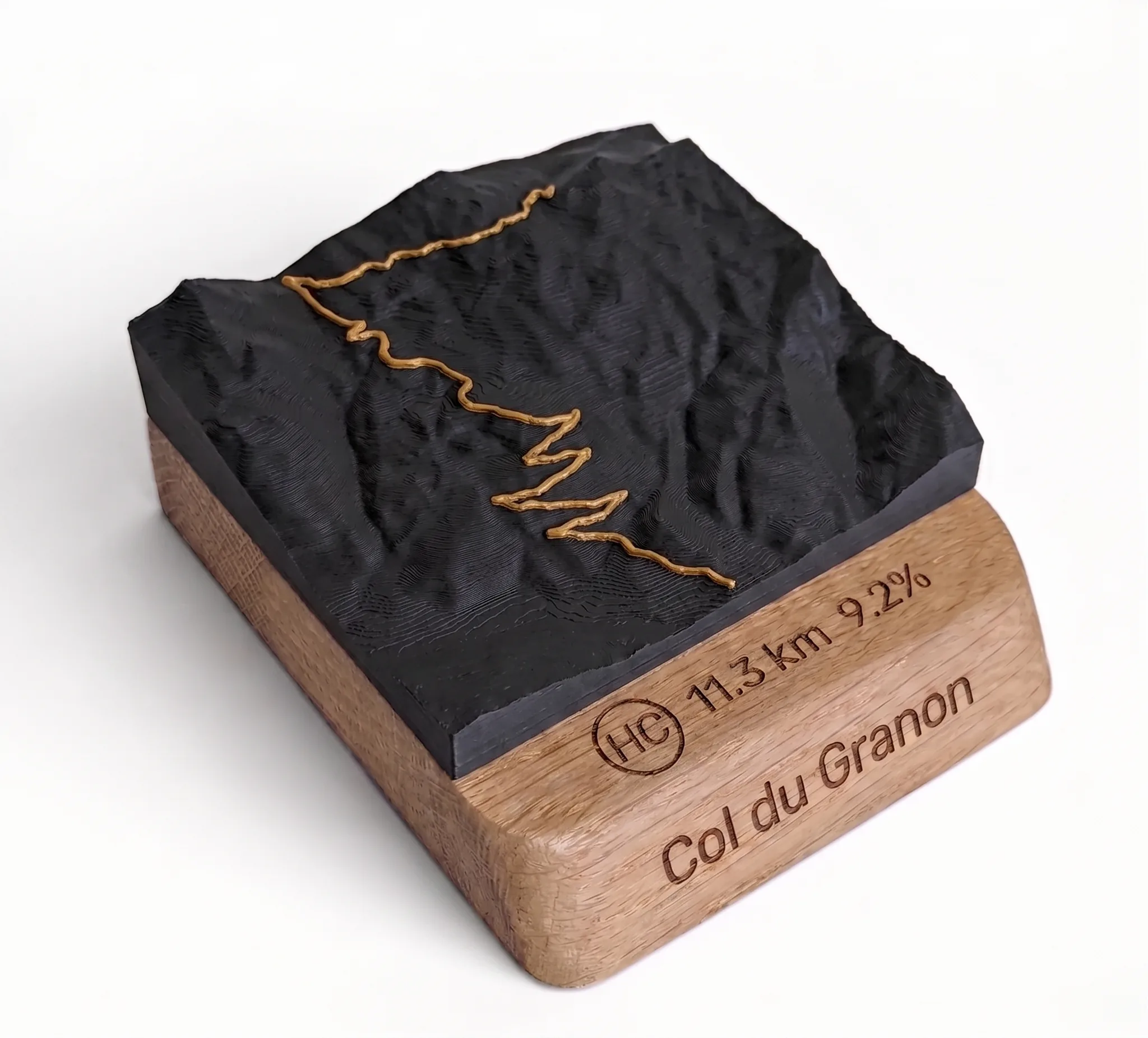 Col du Granon — Carte topographique 3D en relief avec socle chêne gravé — Socle arrondi · Noir mat / Or