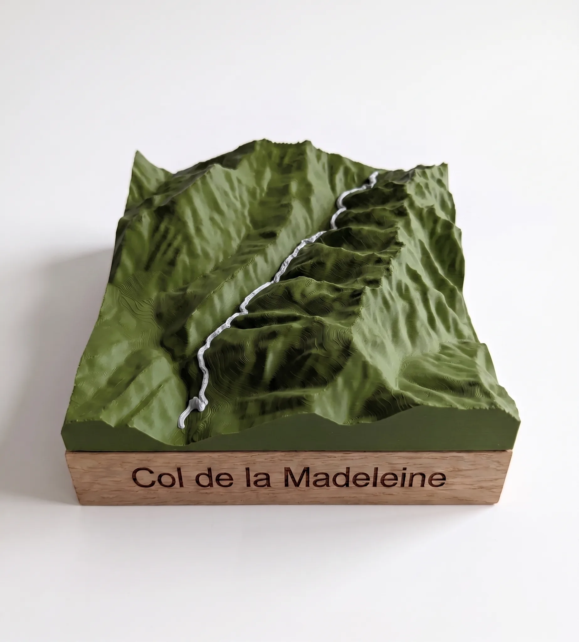 Col de la Madeleine — Carte 3D relief — Socle carré · Vert Olive Mat / Argent