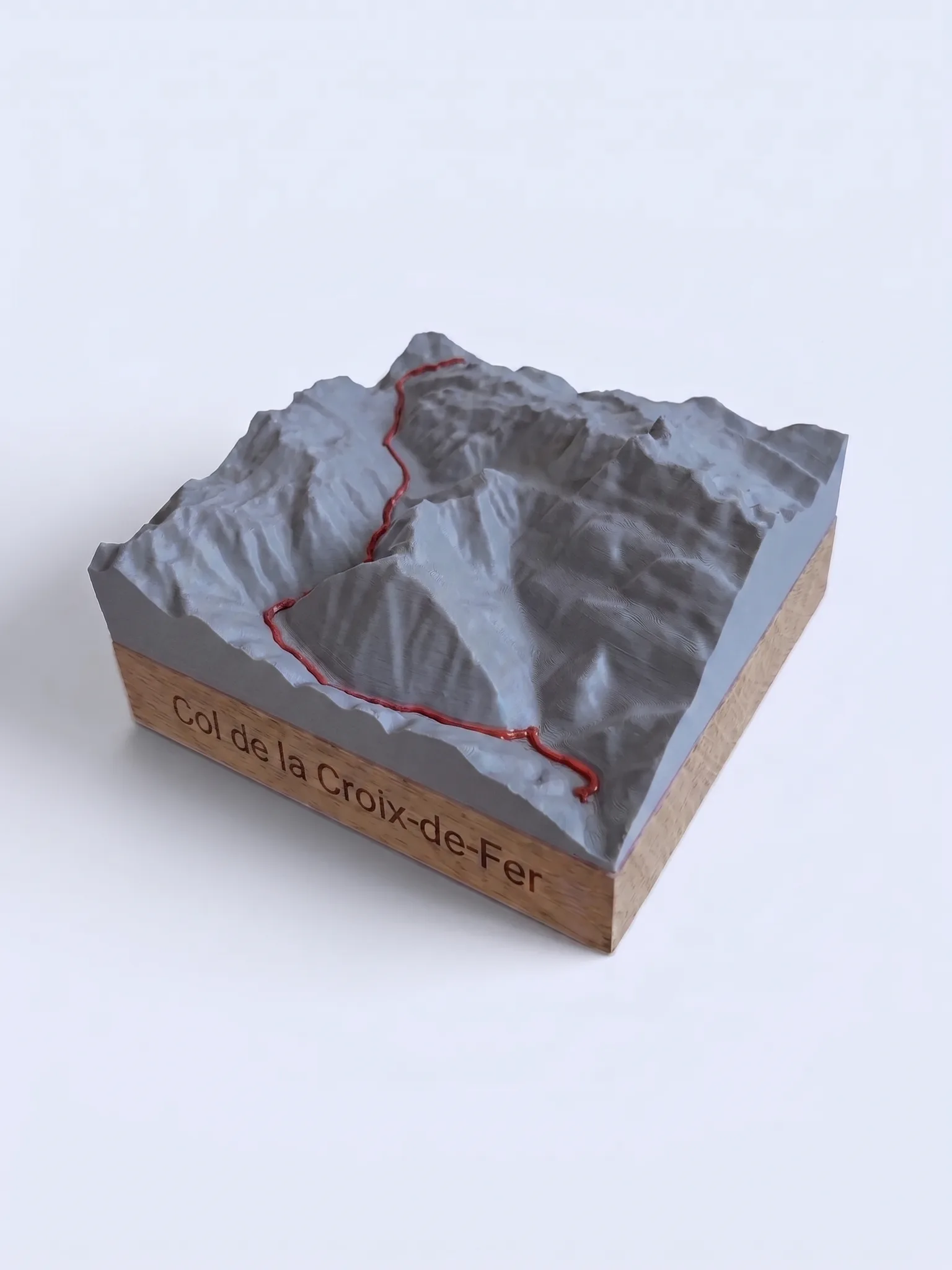 Trophée Col de la Croix-de-Fer 2067 m – Carte relief sur socle chêne — Socle carré · Gris mat / Rouge