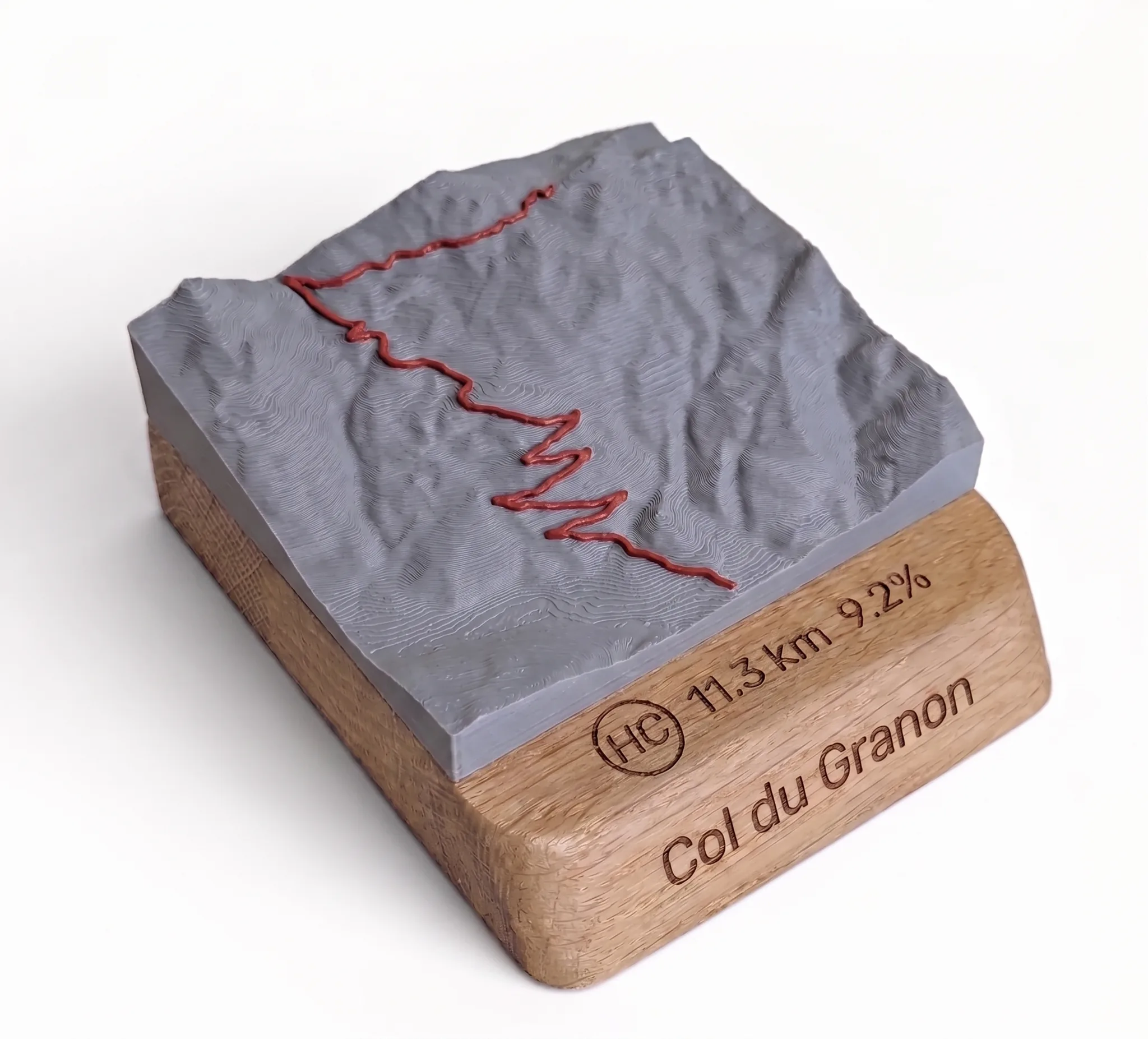 Col du Granon — Carte topographique 3D en relief avec socle chêne gravé — Socle arrondi · Gris mat / Rouge