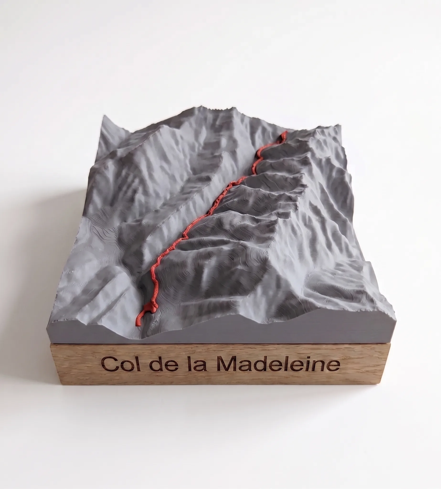 Col de la Madeleine — Carte 3D relief — Socle carré · Gris mat / Rouge
