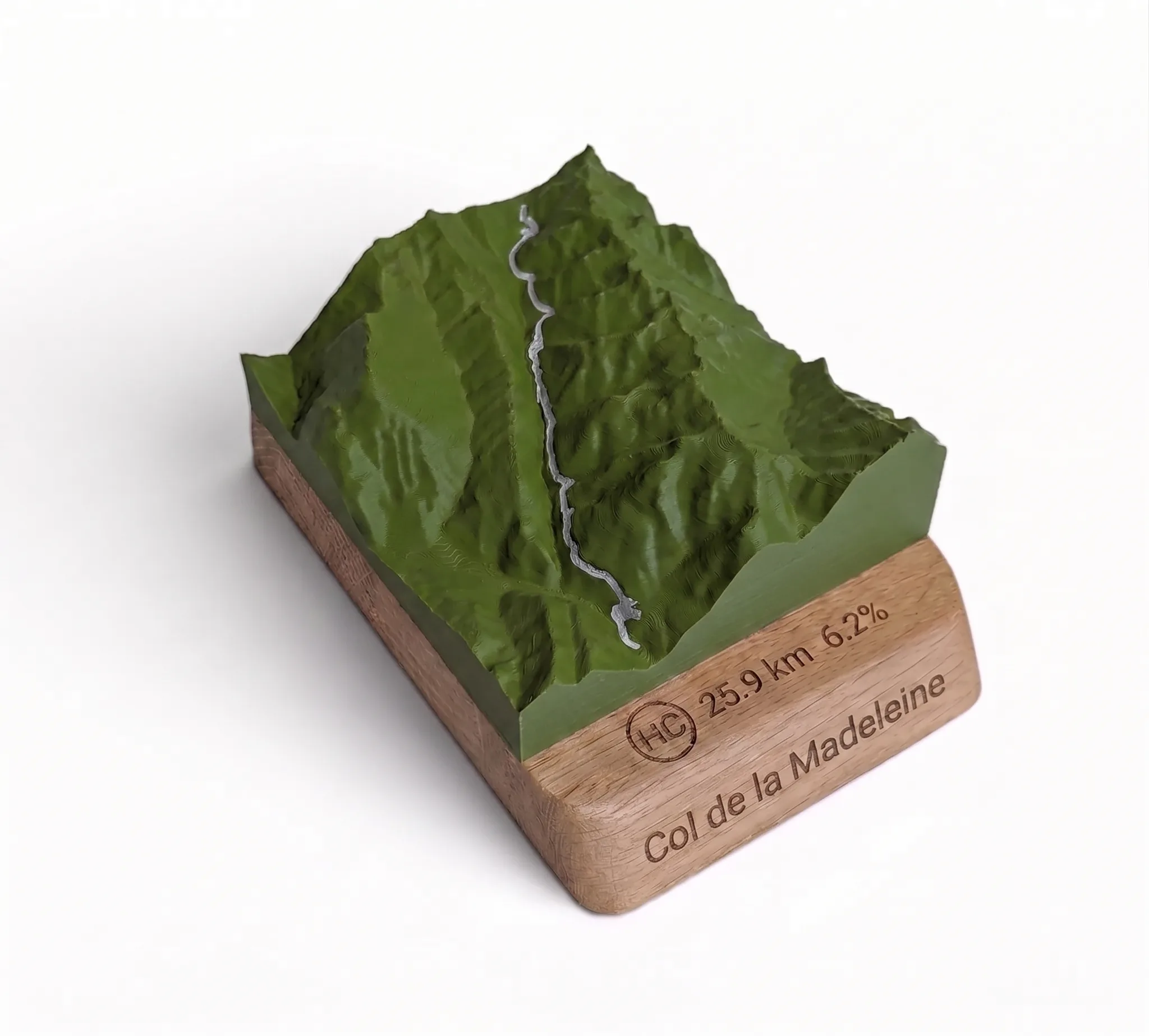 Col de la Madeleine — Carte 3D relief — Socle arrondi · Vert Olive Mat / Argent