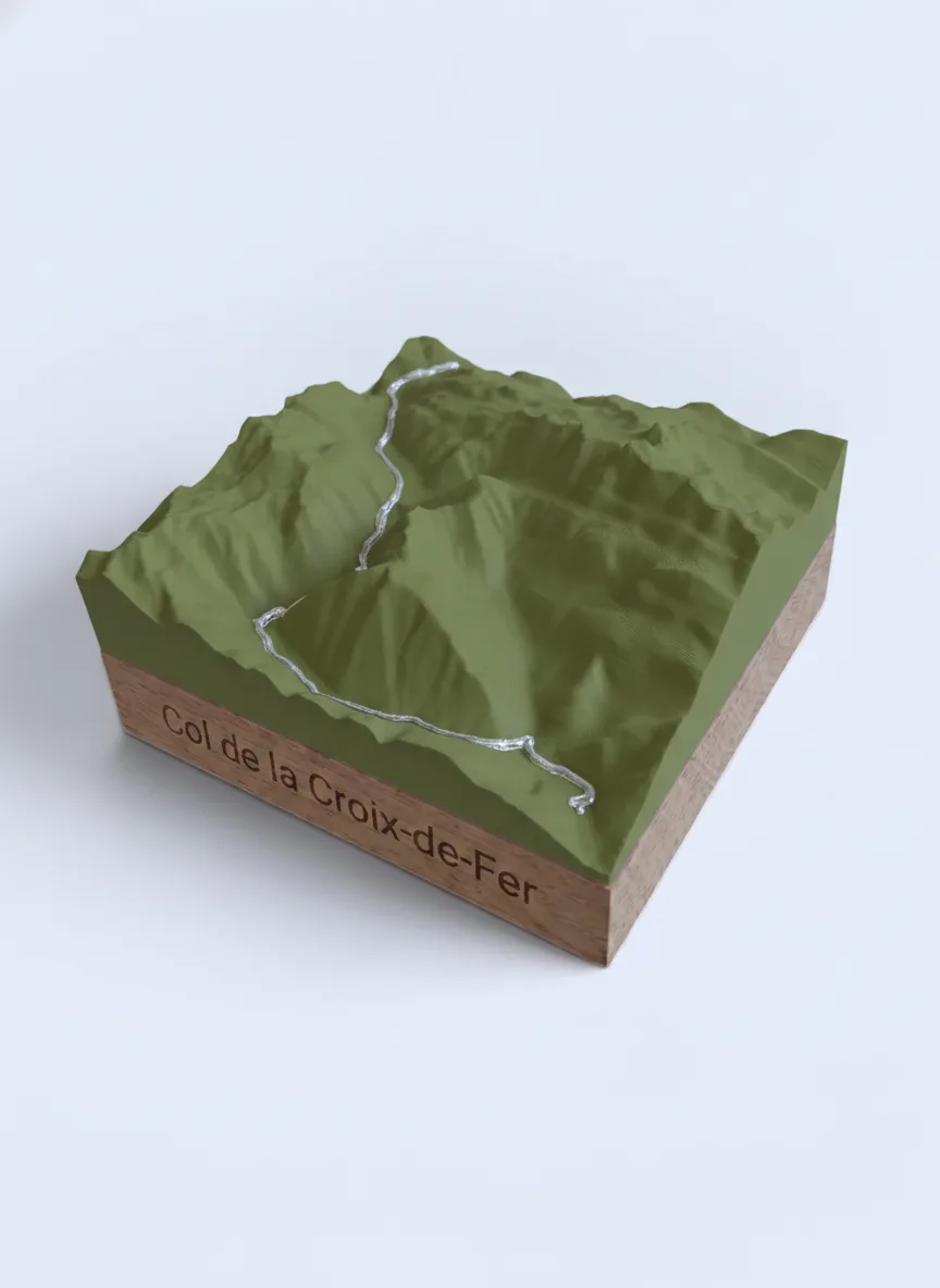 Trophée Col de la Croix-de-Fer 2067 m – Carte relief sur socle chêne — Socle carré · Vert Olive Mat / Argent