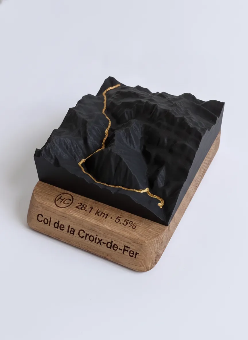 Trophée Col de la Croix-de-Fer 2067 m – Carte relief sur socle chêne — Socle arrondi · Noir mat / Or