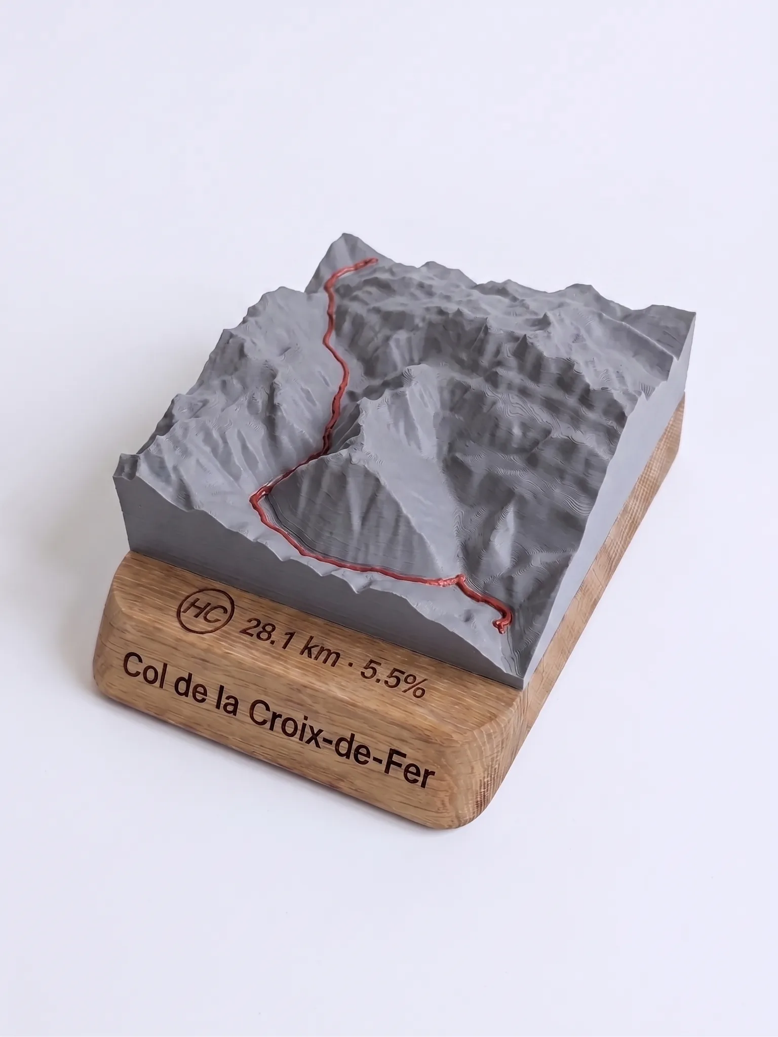 Trophée Col de la Croix-de-Fer 2067 m – Carte relief sur socle chêne — Socle arrondi · Gris mat / Rouge