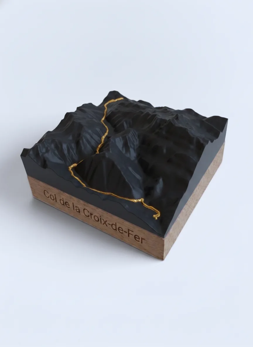 Trophée Col de la Croix-de-Fer 2067 m – Carte relief sur socle chêne — Socle carré · Noir mat / Or