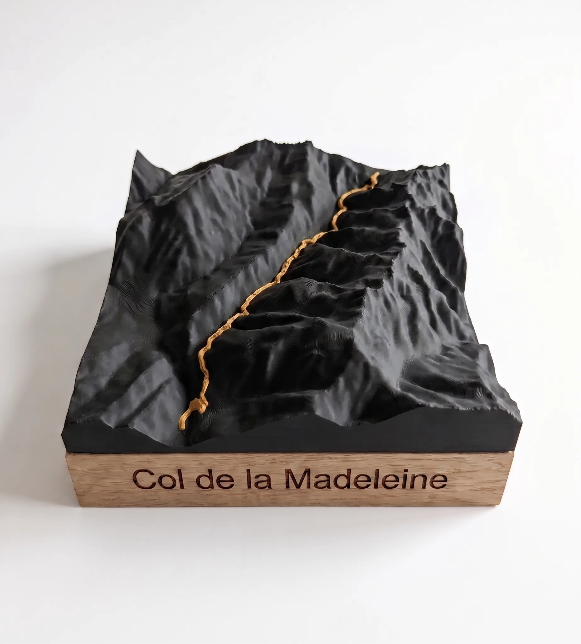 Col de la Madeleine — Carte 3D relief — Socle carré · Noir mat / Or