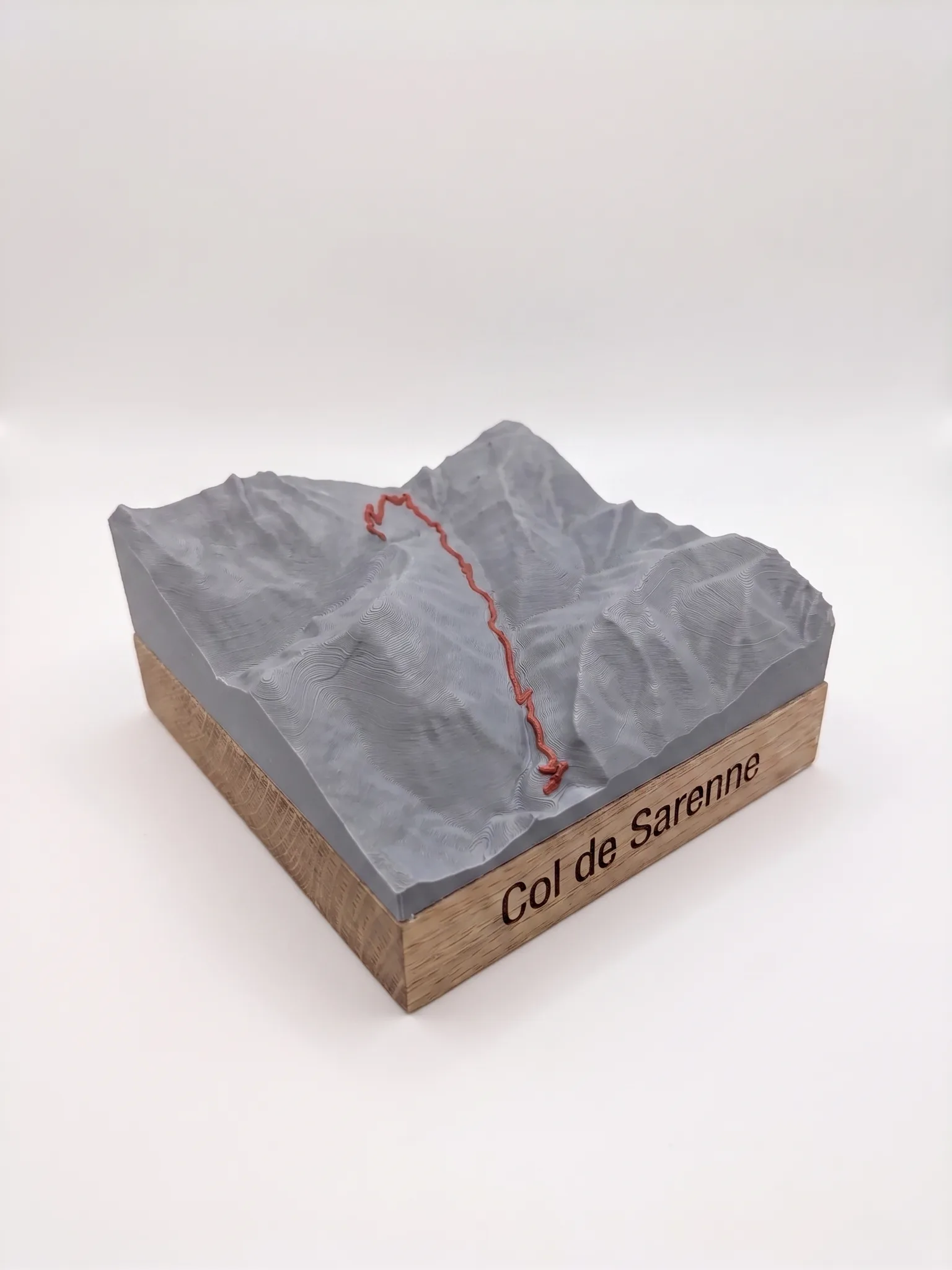 Col de Sarenne depuis le Lac du Chambon — Carte topographique 3D en relief — Socle carré · Gris mat / Rouge