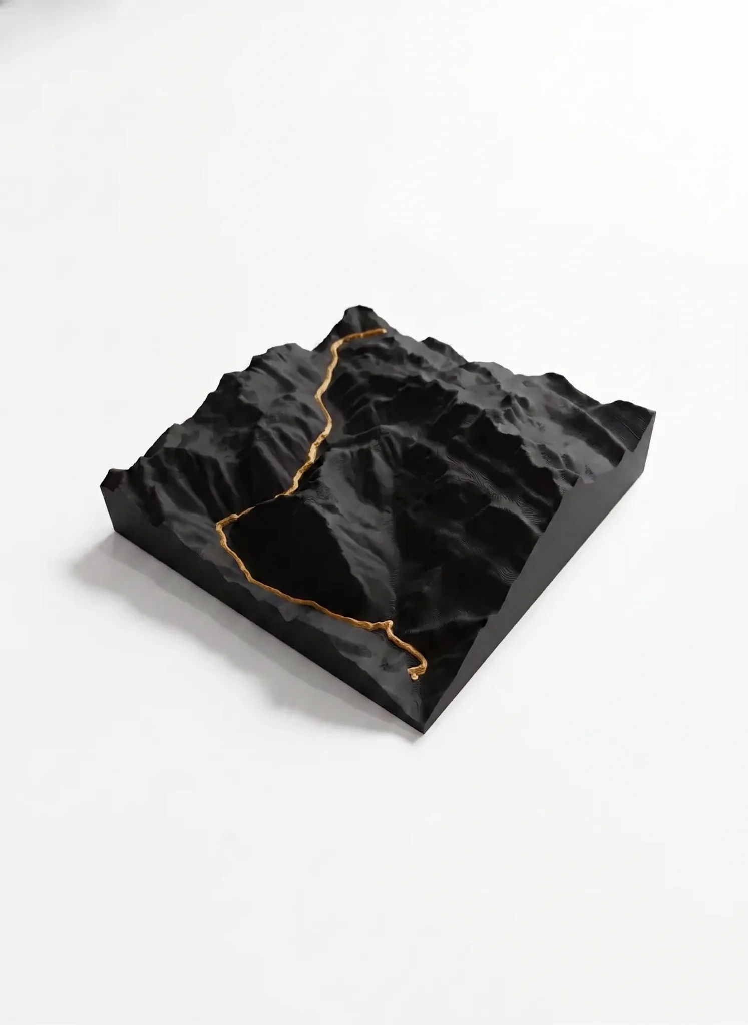 Trophée Col de la Croix-de-Fer 2067 m – Carte relief sur socle chêne — Montagne seule · Noir mat / Or