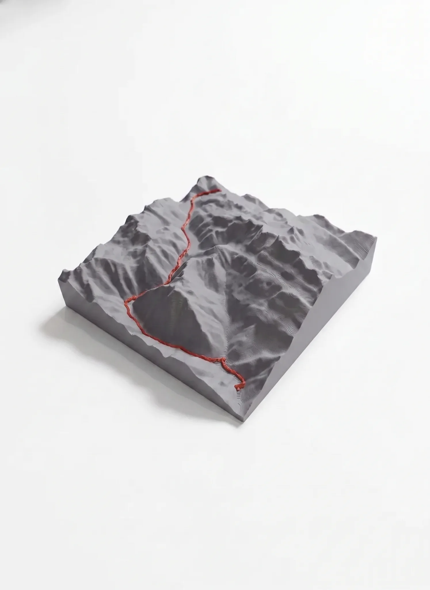 Trophée Col de la Croix-de-Fer 2067 m – Carte relief sur socle chêne — Montagne seule · Gris mat / Rouge