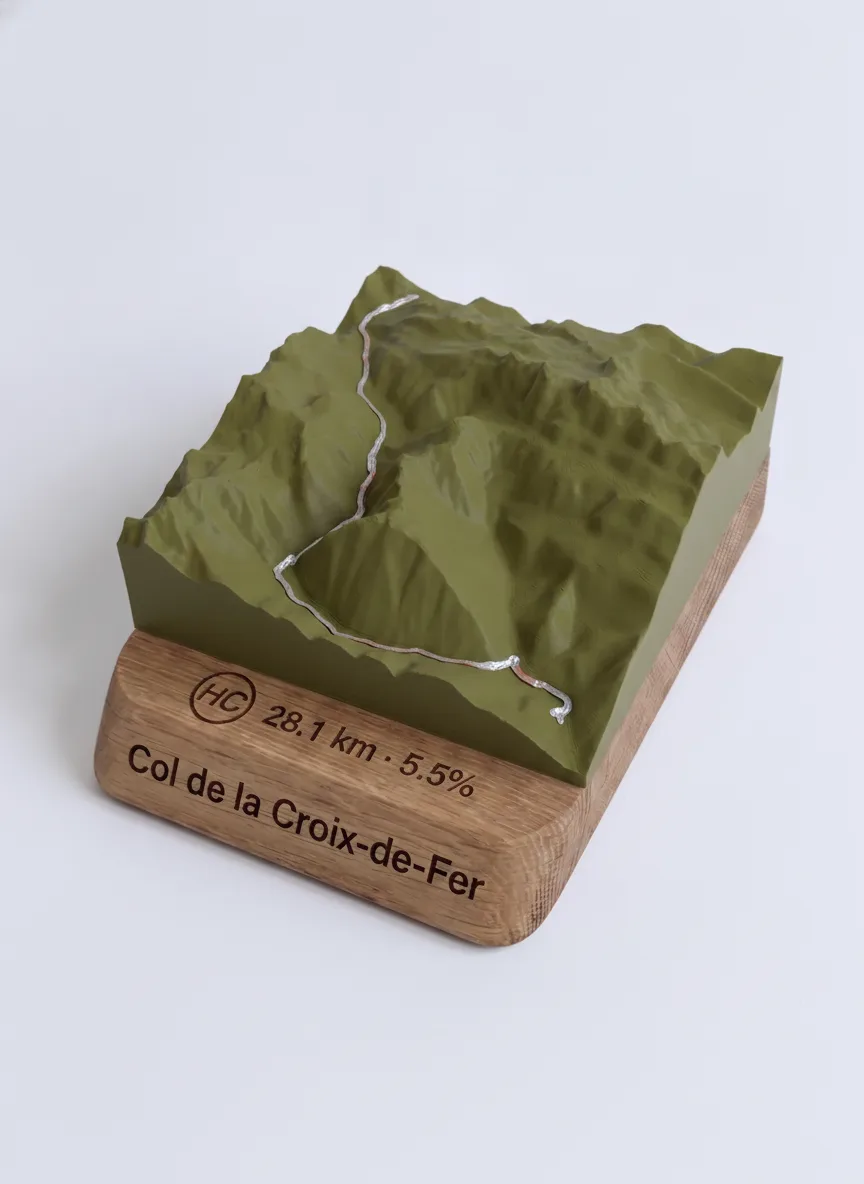 Trophée Col de la Croix-de-Fer 2067 m – Carte relief sur socle chêne — Socle arrondi · Vert Olive Mat / Argent